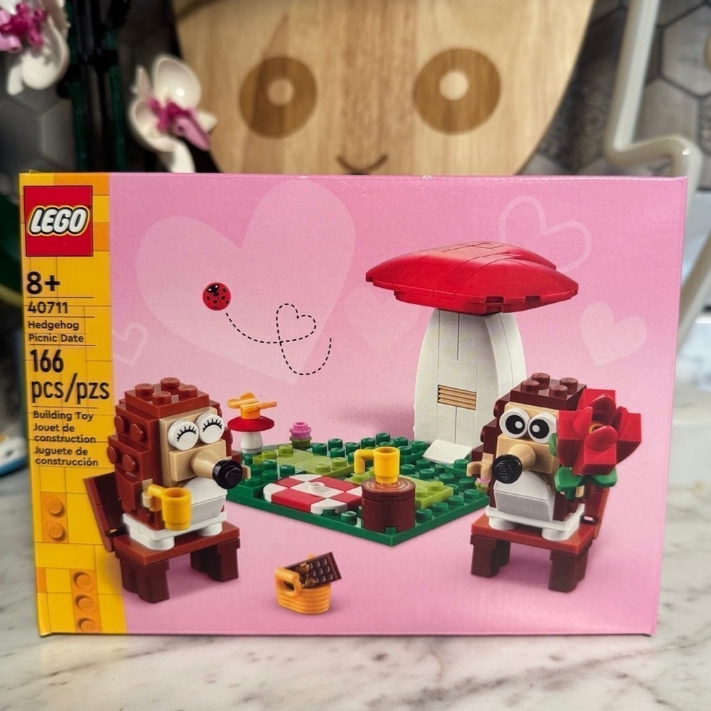 Lego Hedgehog Picnic Date 40711
